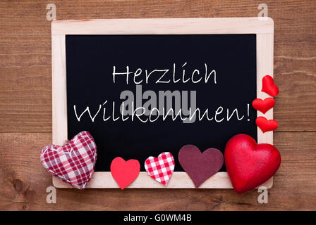 Tafel mit textilen Herzen, Text Willkommen heißt willkommen Stockfoto