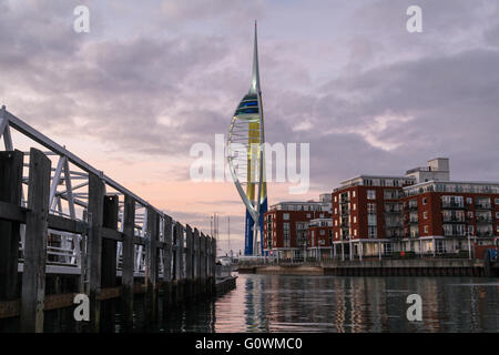 Die Emirates Spinnaker Tower in Gunwharf Quays, Portsmouth in der Abenddämmerung Stockfoto