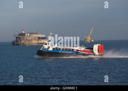 Hovertravel Hovercraft, Freiheit 90, vorbei an Spitbank Gabel im Solent unterwegs, Southsea Stockfoto