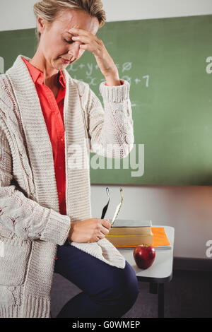 Traurig Lehrer auf Schreibtisch Stockfoto
