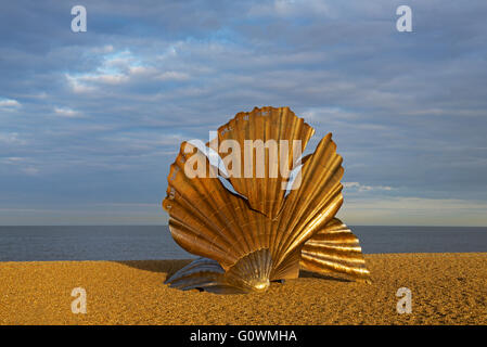 Skulptur, die Jakobsmuschel, am Strand von Aldeburgh, Suffolk, England UK Stockfoto