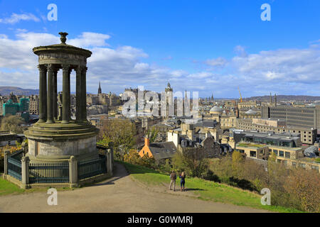 Edinburgh vom Calton Hill mit Dugald Stewart Memorial im Vordergrund Edinburgh Schottland UK Stockfoto