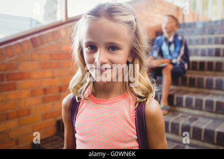 Niedliche kleine blonde Mädchen in die Kamera schaut Stockfoto