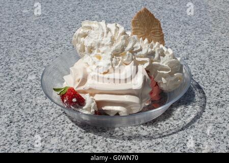 typische Schweizer Meringue süßes Dessert. Einzelnen Pavlova-Merangue mit Erdbeeren und frisches Eis. Stockfoto