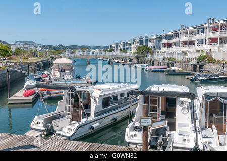 KNYSNA, Südafrika - 3. März 2016: die Marina auf der historischen Thesens Insel mit Luxus-Wohnungen. Stockfoto