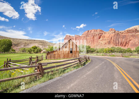 Gifford Scheune durch eine Straße in Capitol Reef Nationalpark, USA. Stockfoto