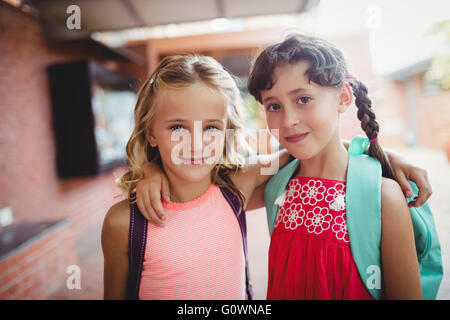 Zwei süße Kinder mit Arme umeinander Stockfoto