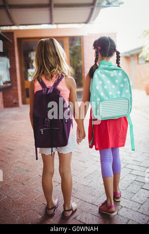 Rückansicht der beiden Mädchen zur Schule zu gehen Stockfoto