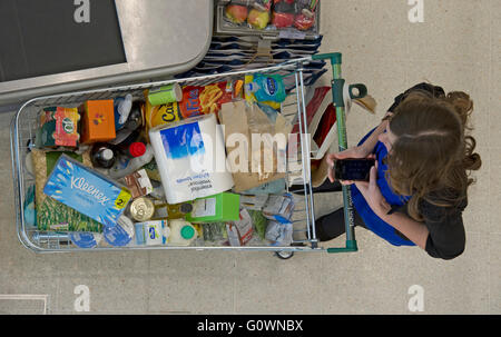 Ein Kunde an einer Waitrose-Kasse bis England, Großbritannien Stockfoto