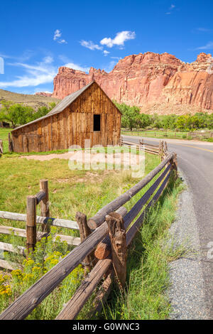 Gifford Scheune durch eine Straße in Capitol Reef Nationalpark, USA. Stockfoto