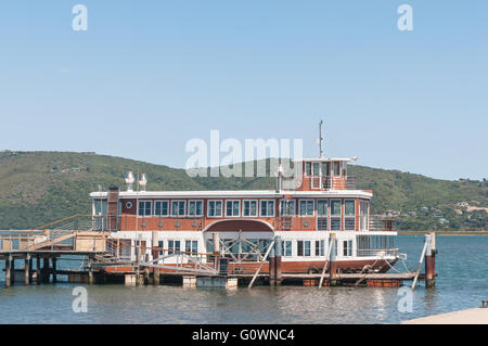 KNYSNA, Südafrika - 3. März 2016: Das Schiff nur Paddel Gefahren in Südafrika führt die Besucher auf Kreuzfahrten in der Lagune Stockfoto