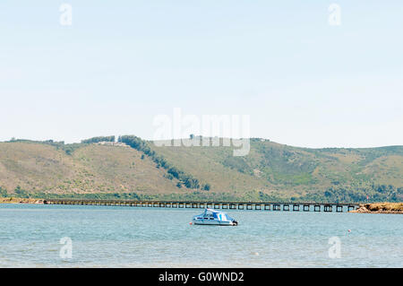 KNYSNA, Südafrika - 3. März 2016: die historische Eisenbahnbrücke über die Lagune von Knysna Stockfoto