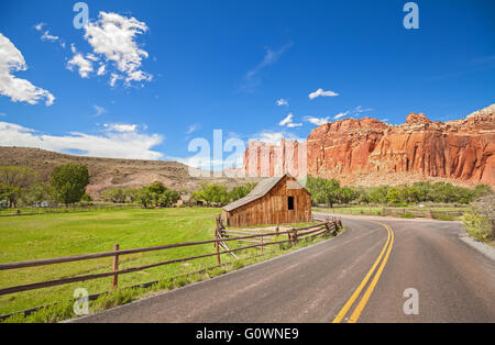 Gifford Scheune durch eine Straße in Capitol Reef Nationalpark, USA. Stockfoto