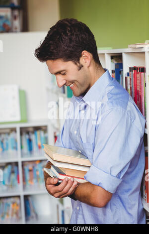 Gut aussehender Mann halten Bücher Stockfoto