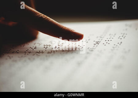 Eine Person lesen braille Stockfoto