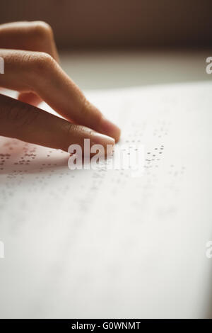 Readinn Braille mit Händen Stockfoto