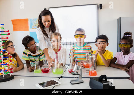 Ein Lehrer mit einer Wissenschaft Lektion Stockfoto