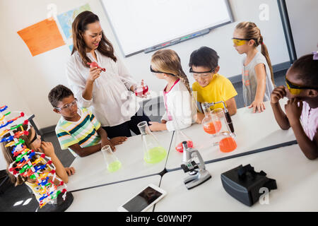 Ein Lehrer mit Wissenschaft Lektion Stockfoto