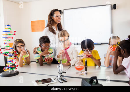 Ein Lehrer mit Wissenschaft Lektion Stockfoto