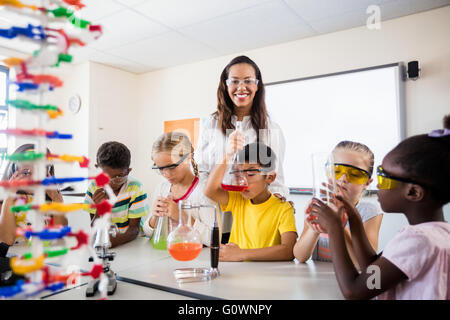 Posiert mit Schülerinnen und Schülern Wissenschaft Lehrer Stockfoto