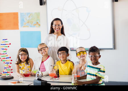 Glückliche Lehrer und Schüler posiert für die Kamera Stockfoto