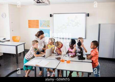 Lehrer, die mit Wissenschaft Lektion Stockfoto