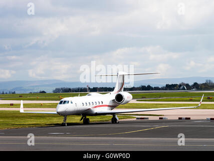 Gulfstream Aerospace G-V-SP G550 Executive Jet Airliner N757PL am internationalen Flughafen Manchester England Großbritannien geparkt Stockfoto