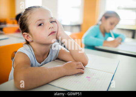 Gelangweilt kleines Mädchen sitzen Stockfoto