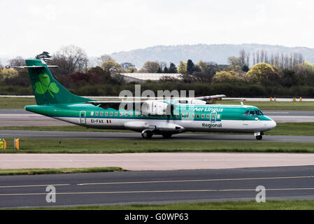 Aer Lingus Regional-Airline ATR72-600 Verkehrsflugzeug EI-FAX Rollen am internationalen Flughafen Manchester England Vereinigtes Königreich UK Stockfoto