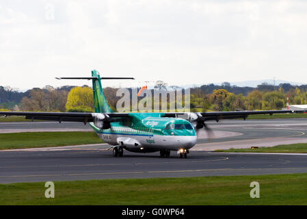 Aer Lingus Regional-Airline ATR72-600 Verkehrsflugzeug EI-FAX Rollen am internationalen Flughafen Manchester England Vereinigtes Königreich UK Stockfoto