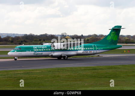 Aer Lingus Regional-Airline ATR72-600 Verkehrsflugzeug EI-FAX Rollen am internationalen Flughafen Manchester England Vereinigtes Königreich UK Stockfoto