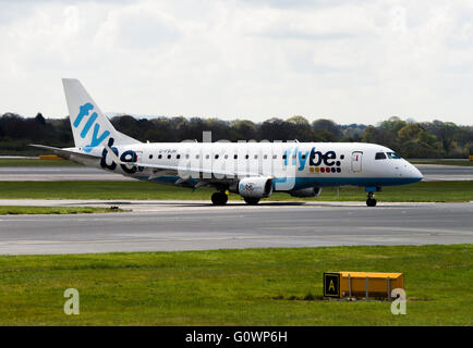 Fluggesellschaft Flybe Embraer 175-ST Verkehrsflugzeug G-FBJH des Rollens bei internationalen Flughafen Manchester England Vereinigtes Königreich UK Stockfoto