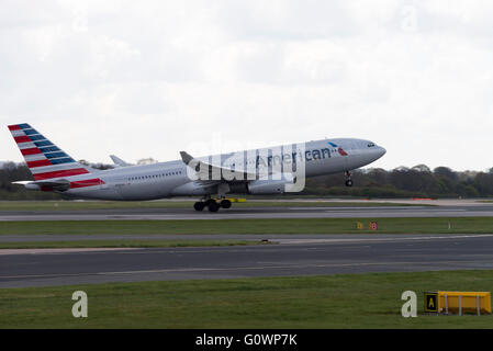 American Airlines Airbus A330-243 Airliner N286AY Einnahme vom internationalen Flughafen Manchester England Vereinigtes Königreich UK Stockfoto