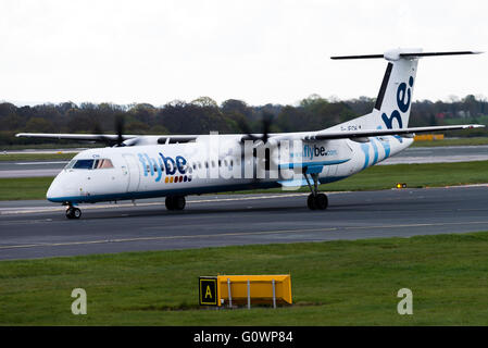 Fluggesellschaft Flybe Bombardier Dash 8-402Q Verkehrsflugzeug G-JECH Rollen am internationalen Flughafen Manchester England Vereinigtes Königreich UK Stockfoto