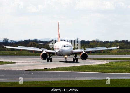 EasyJet Airline Airbus A319-111 Verkehrsflugzeug G-EZAA mit Rollen an Manchester Flughafen England Vereinigtes Königreich UK Stockfoto