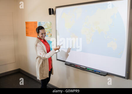 Lehrer geben Unterricht für ihre Schüler Stockfoto
