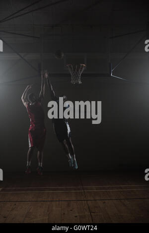 Zwei Basketball-Spieler: eine schießen, springen Stockfoto