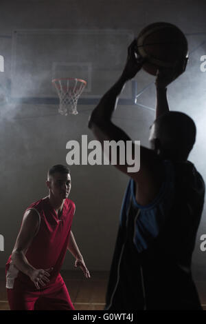 Porträt zweier Männer Basketball spielen Stockfoto