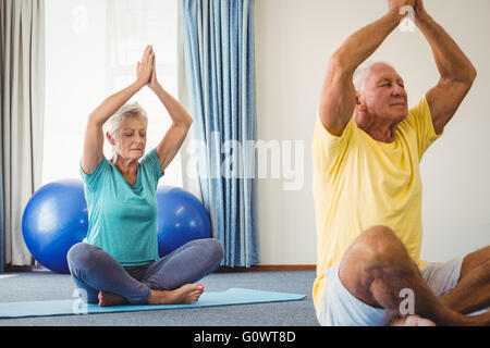 Seitenansicht der Senioren Yoga machen Stockfoto