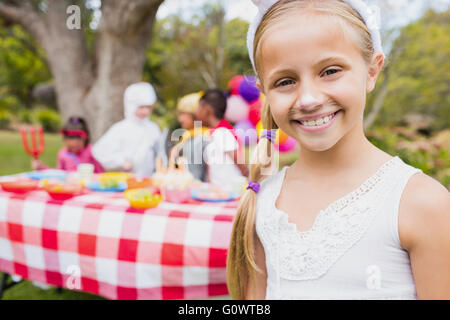 Lächelndes Mädchen tragen eine Kostüm während einer Geburtstagsfeier Stockfoto