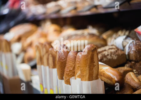 Fokus auf Fachböden mit Brot Stockfoto