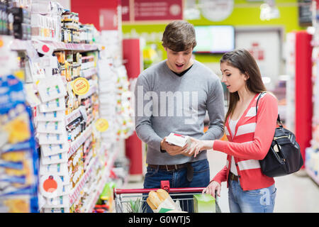 Porträt eines jungen Paares Produktwahl Stockfoto