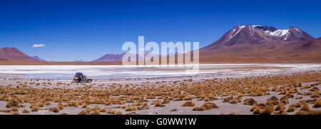 Ein Jeep fährt durch die menschenleeren Landschaften von Südbolivien - Eduardo Avaroa Anden Fauna Nationalreservat, Bolivien Stockfoto