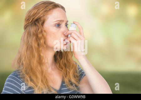 Zusammengesetztes Bild Frau mit Asthma-Inhalator Stockfoto