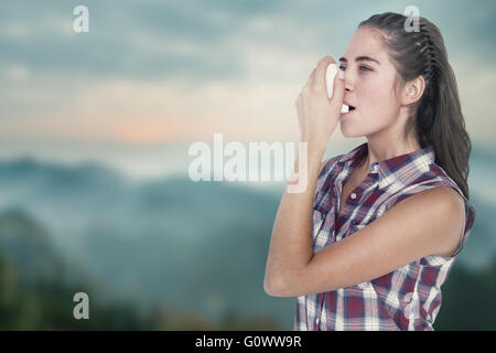 Zusammengesetztes Bild der Frau, die Asthma mit Asthma-Inhalator Stockfoto