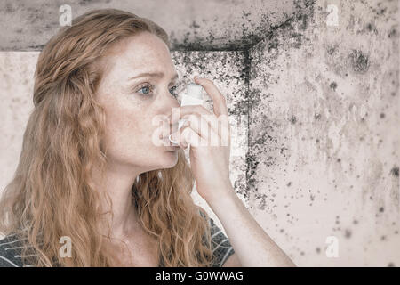 Zusammengesetztes Bild Frau mit Asthma-Inhalator Stockfoto