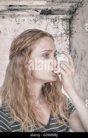 Zusammengesetztes Bild Frau mit Asthma-Inhalator Stockfoto