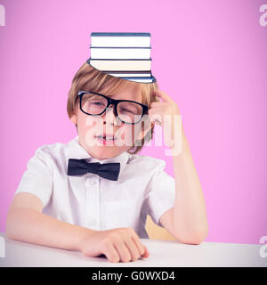 Zusammengesetztes Bild von niedlichen Schüler denken Stockfoto