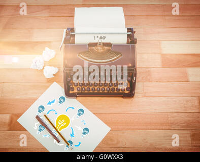 ! * #@ gegen Schreibmaschine und Papier auf Tisch im Büro Stockfoto