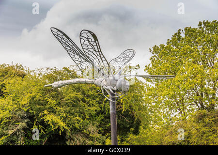 Herzlich Willkommen Sie in Hounslow Heath, Drangonfly Statue Bau zum Eingang. Stockfoto